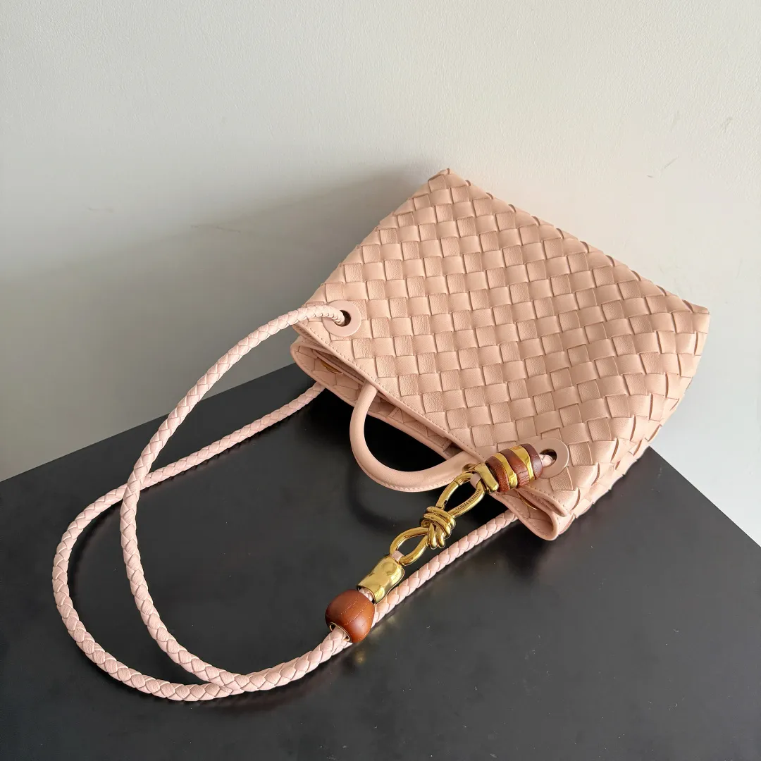 The new Andiamo batch of 3060 BV is shipped‼ ️The classic intercciato weaving process is used to create a soft bag, the metal knot is made of micro-cast aluminum using jewelry technology🪢, and the decorative beads are made of metal and hand-polished oak, allowing you to jump repeatedly between elegance and fun💃, making it unpredictable. Classic and versatile, it shows off your temperament, and the bag has a large capacity, making it very convenient for daily commuting! It has a variety of carrying methods, the shoulder straps can be adjusted by yourself, the original lambskin feels soft and delicate, and the unisex style breaks gender boundaries and brings a more practical and long-lasting use experience. The Andiamo, which has both elegant and casual styles, perfectly interprets the "fashionable old money style". Style number: 743568+wood hardware Color: Lotus root powder Size: 25*22*10.5cm